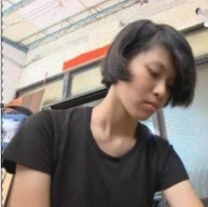 請大家幫幫忙！她今年15歲，爸爸幾天前因肺癌過世，如今她只能靠自己，來養活兩個妹妹跟年邁的阿嬤…