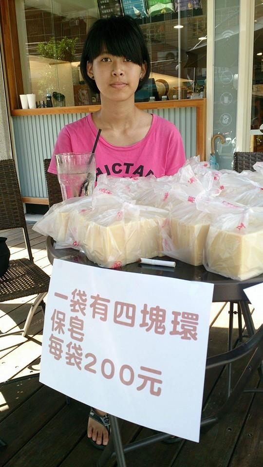 請大家幫幫忙！她今年15歲，爸爸幾天前因肺癌過世，如今她只能靠自己，來養活兩個妹妹跟年邁的阿嬤…