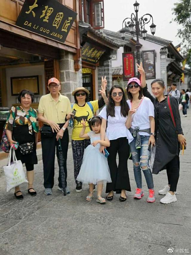 51歲翁虹攜全家出遊，素顏出鏡狀態超好，比43歲的大S還少女