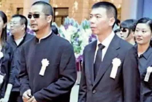 丈夫去世守寡14年，馮小剛幫她還債，葛優替他養孩子