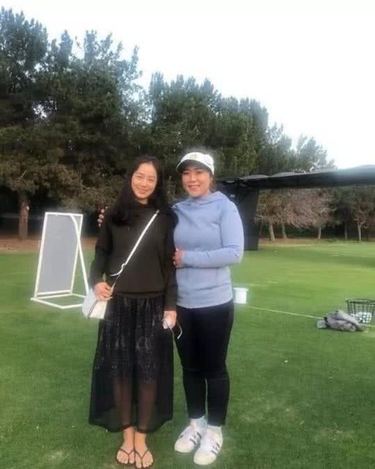 Rain陪懷二胎的太太金泰希旅遊，兩夫妻太甜蜜連走路也抱在一起！