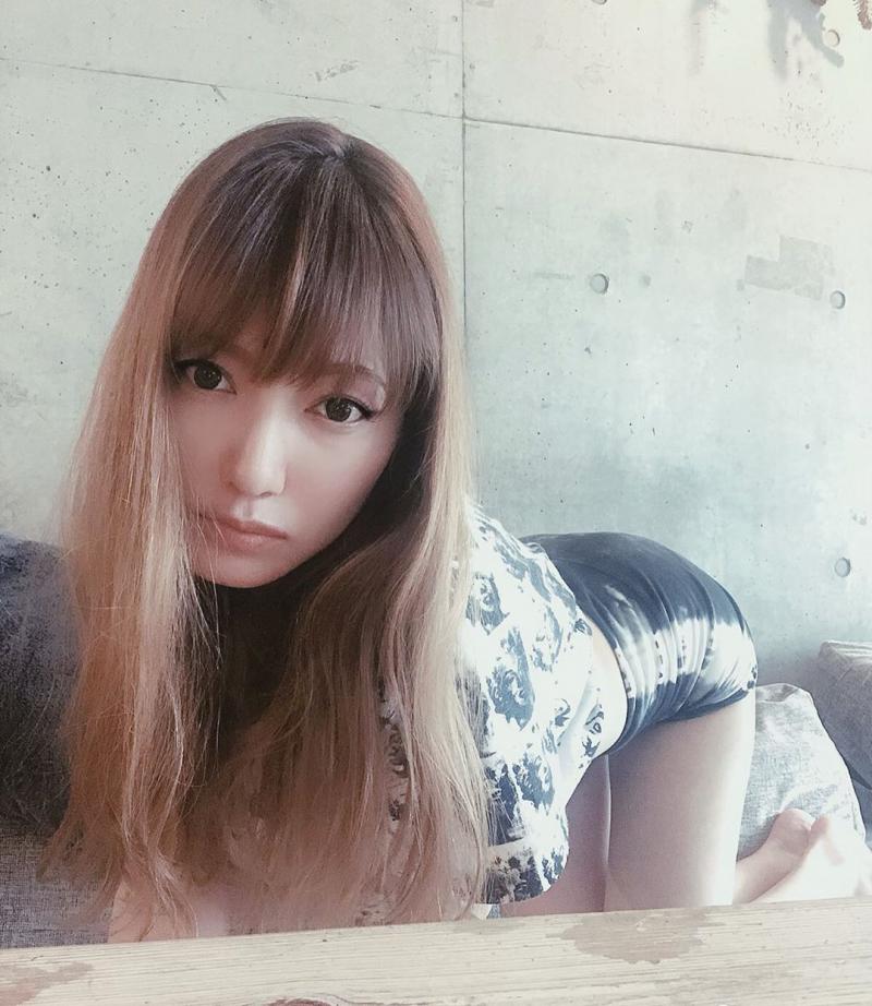 女兒已經高一！美魔女「地方媽媽」Kumi有馬甲線　網友：羨慕她老公！