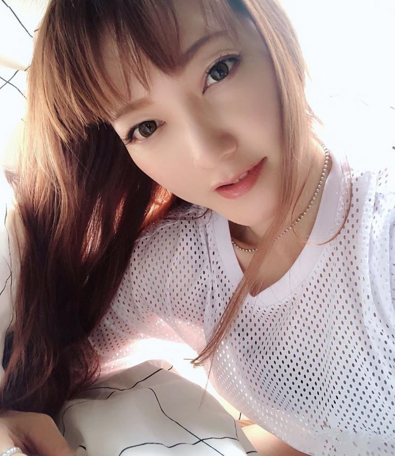 女兒已經高一！美魔女「地方媽媽」Kumi有馬甲線　網友：羨慕她老公！