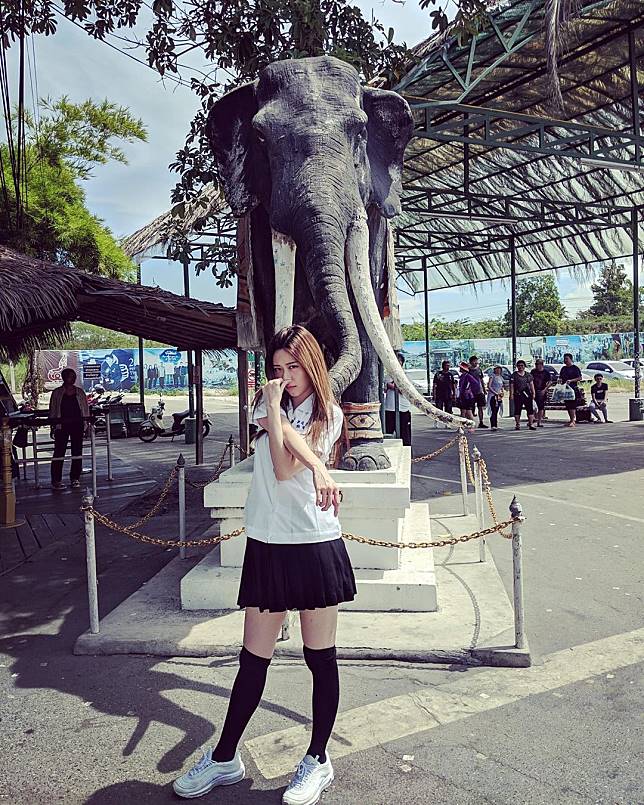 張景嵐穿制服當高中妹　超辣百褶裙乍露美腿
