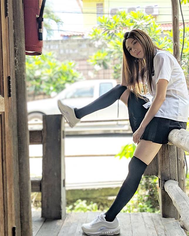 張景嵐穿制服當高中妹　超辣百褶裙乍露美腿