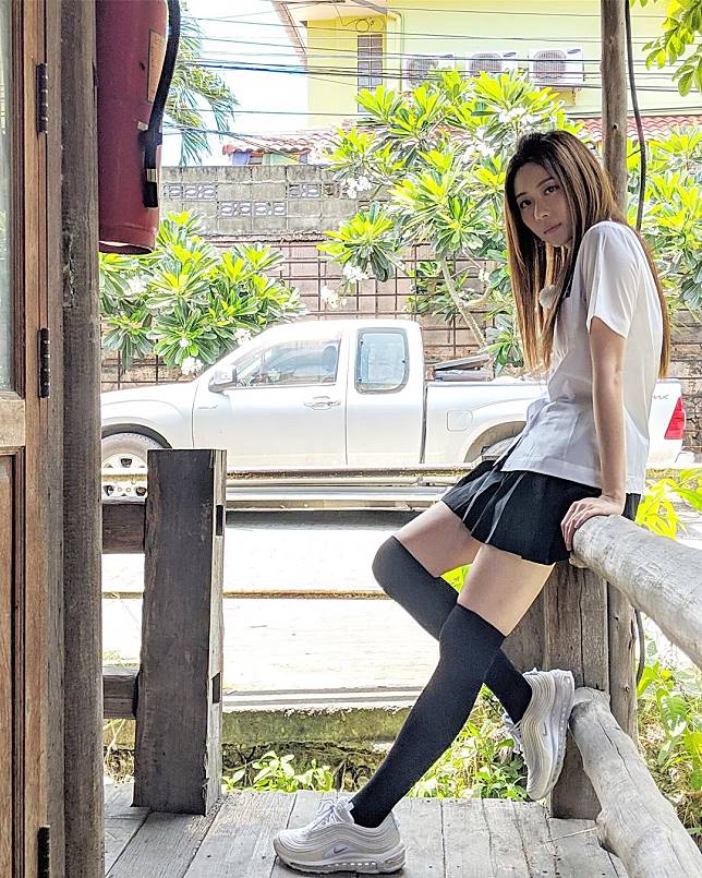 張景嵐穿制服當高中妹　超辣百褶裙乍露美腿