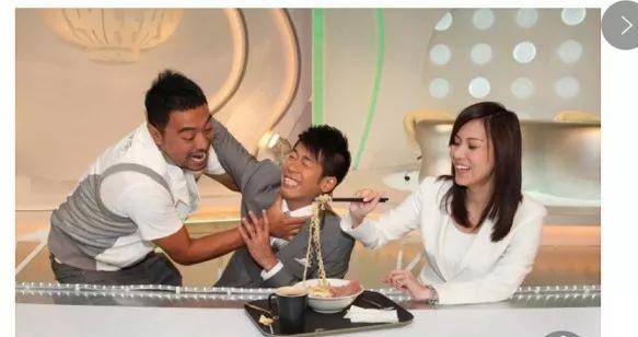 他在孤兒院長大，14歲街頭賣藝，如今身價千萬！