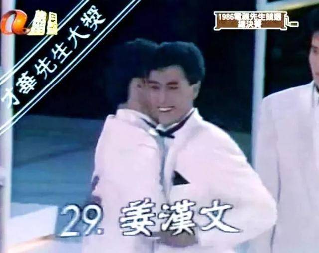 他在孤兒院長大，14歲街頭賣藝，如今身價千萬！