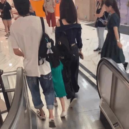 洪欣張丹峰一家三口現身香港，帶女兒逛街有說有笑破不合傳聞！