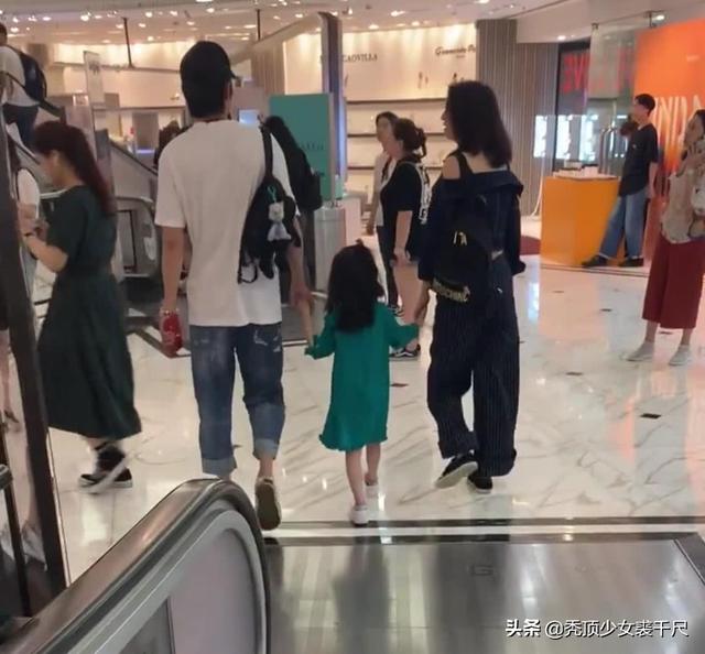 洪欣張丹峰一家三口現身香港，帶女兒逛街有說有笑破不合傳聞！