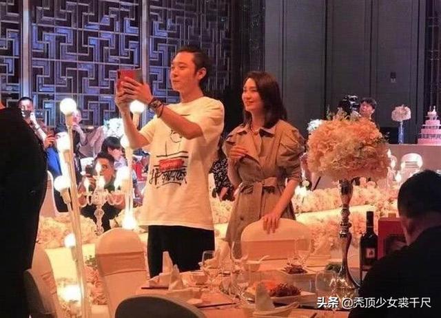 洪欣張丹峰一家三口現身香港，帶女兒逛街有說有笑破不合傳聞！
