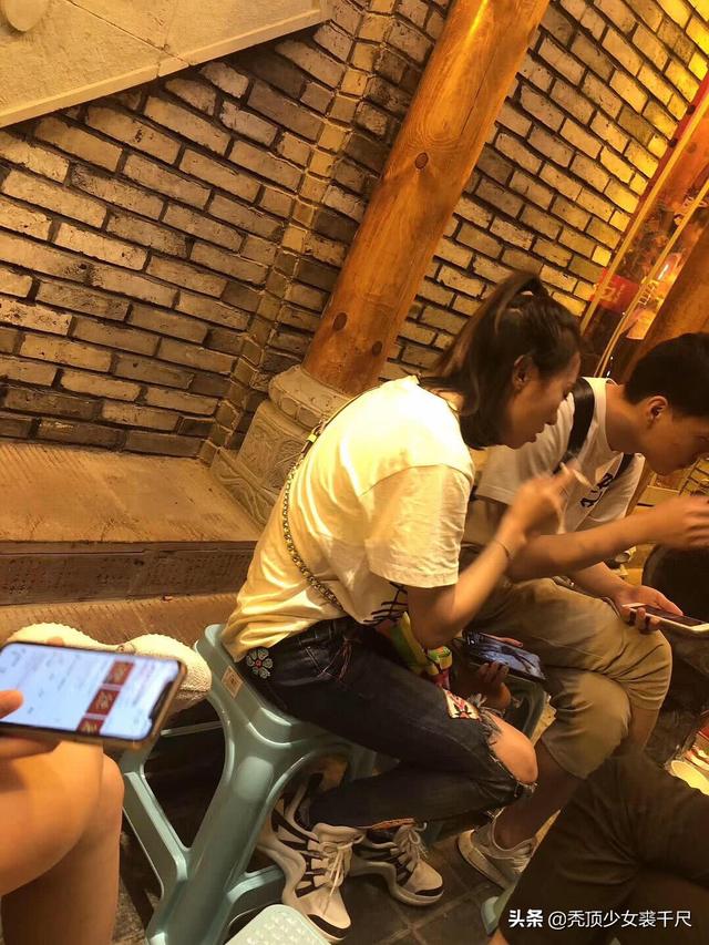 洪欣張丹峰一家三口現身香港，帶女兒逛街有說有笑破不合傳聞！