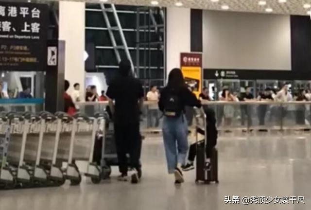 洪欣張丹峰一家三口現身香港，帶女兒逛街有說有笑破不合傳聞！