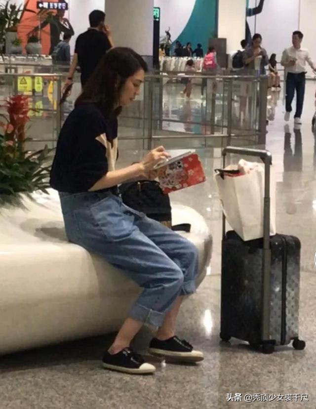 洪欣張丹峰一家三口現身香港，帶女兒逛街有說有笑破不合傳聞！
