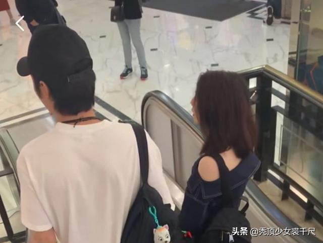 洪欣張丹峰一家三口現身香港，帶女兒逛街有說有笑破不合傳聞！