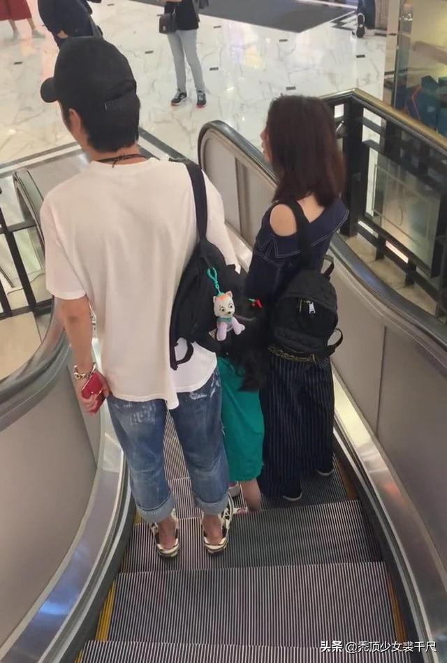 洪欣張丹峰一家三口現身香港，帶女兒逛街有說有笑破不合傳聞！