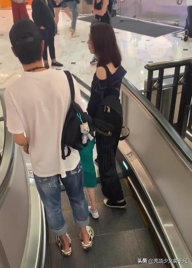 洪欣張丹峰一家三口現身香港，帶女兒逛街有說有笑破不合傳聞！