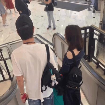 洪欣張丹峰一家三口現身香港，帶女兒逛街有說有笑破不合傳聞！