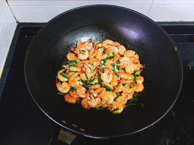 蔥爆大蝦的家常做法，簡單三個步驟，鮮香入味好下飯，全家都愛吃