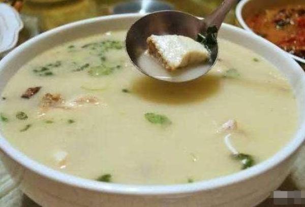 魚湯怎麼燉才白？大廚：只要不加它，湯白味濃還不腥