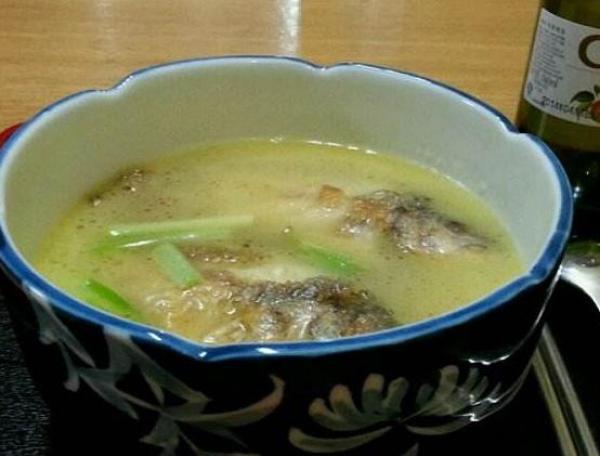 魚湯怎麼燉才白？大廚：只要不加它，湯白味濃還不腥
