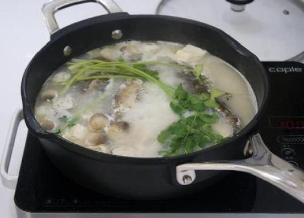 魚湯怎麼燉才白？大廚：只要不加它，湯白味濃還不腥