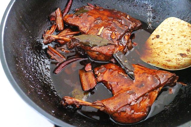 鴨腿怎麼做好吃？教你做香噴噴的鴨腿飯，皮香味足