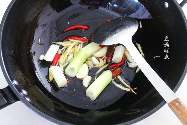 鴨腿怎麼做好吃？教你做香噴噴的鴨腿飯，皮香味足