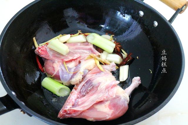 鴨腿怎麼做好吃？教你做香噴噴的鴨腿飯，皮香味足
