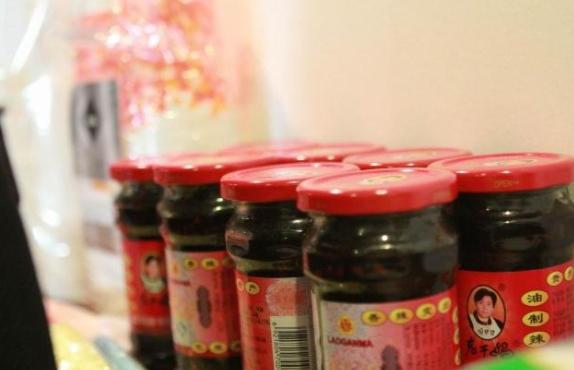 100瓶老乾媽有多少雞丁？網友花8小時全挑出來，比康師傅實在