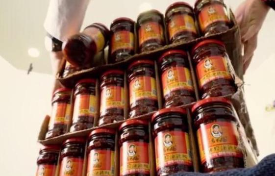 100瓶老乾媽有多少雞丁？網友花8小時全挑出來，比康師傅實在