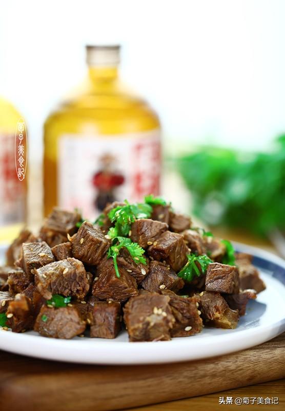 喝酒吃肉是一種境界，這道美味搭配這款好酒，好吃特滿足
