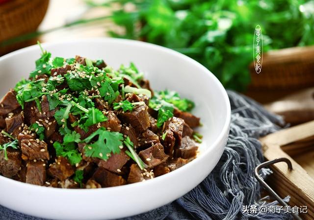 喝酒吃肉是一種境界，這道美味搭配這款好酒，好吃特滿足