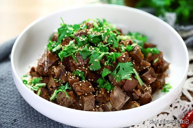 喝酒吃肉是一種境界，這道美味搭配這款好酒，好吃特滿足