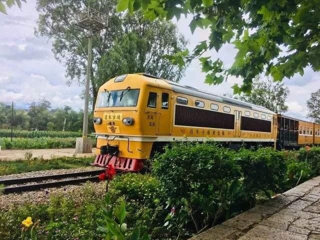 中國最慢的火車，比自行車還慢，卻還是一票難求