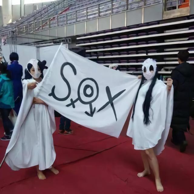 這些COS小姐姐好強，一張床單放她們身上瞬間魅力飆升！
