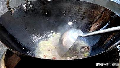 大廚教你做家常手撕包菜，口感脆爽，味道鮮，原來是用了這個妙招
