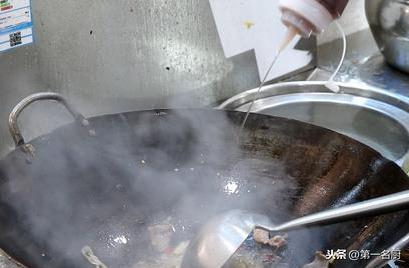 大廚教你做家常手撕包菜，口感脆爽，味道鮮，原來是用了這個妙招