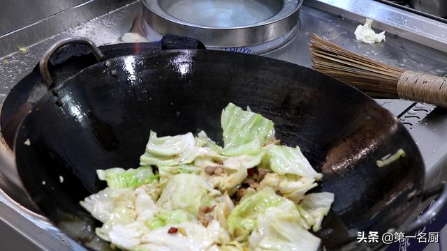 大廚教你做家常手撕包菜，口感脆爽，味道鮮，原來是用了這個妙招