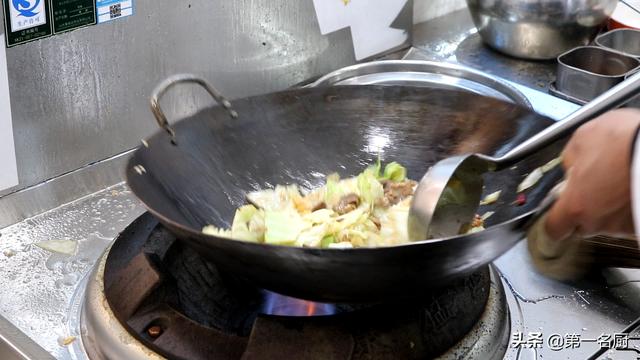 大廚教你做家常手撕包菜，口感脆爽，味道鮮，原來是用了這個妙招