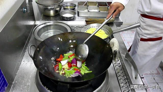 土豆不要燉著吃了，試試這種新做法，香辣脆爽，比肉都好吃