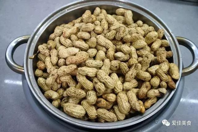 教你做水煮花生：掌握技巧做出來的比外面賣的好吃，酒桌必備小菜