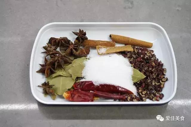 教你做水煮花生：掌握技巧做出來的比外面賣的好吃，酒桌必備小菜