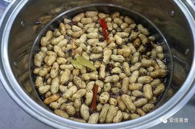 教你做水煮花生：掌握技巧做出來的比外面賣的好吃，酒桌必備小菜