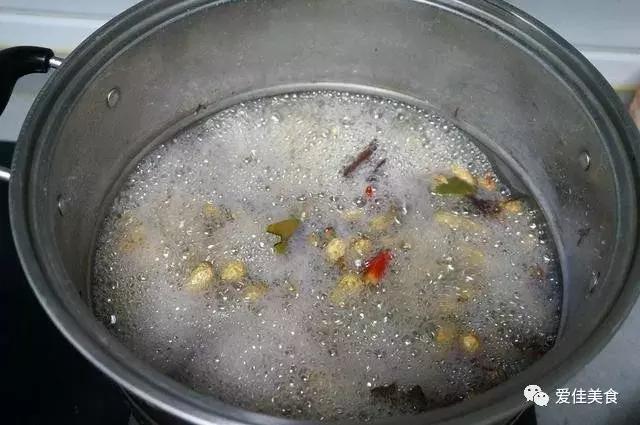 教你做水煮花生：掌握技巧做出來的比外面賣的好吃，酒桌必備小菜