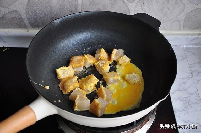 這個魚我家每周都要做一回，沒有刺全是肉，用勺挖著吃太省事了