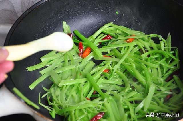 吃菠菜不吃葉，一年當中，只有春夏之交適合吃這個部位，又脆又嫩
