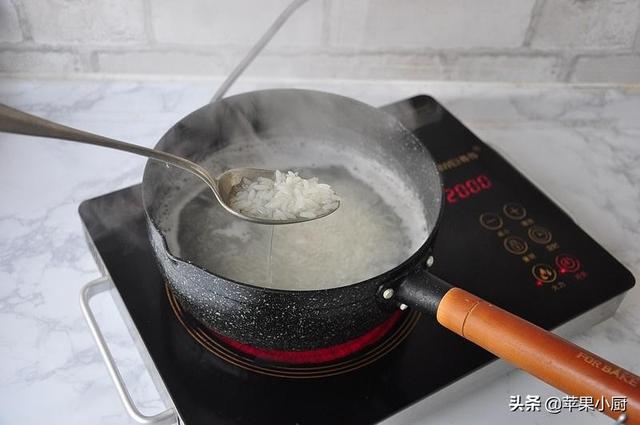 簡單一碗粥，寶寶喝後胃腸好，一種水果一種菜，加點大火煮起來