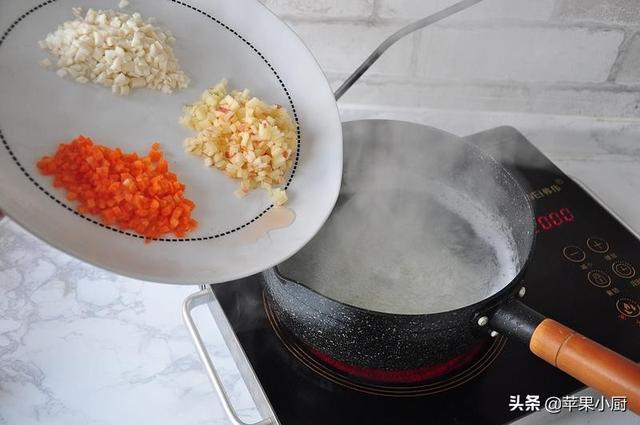 簡單一碗粥，寶寶喝後胃腸好，一種水果一種菜，加點大火煮起來
