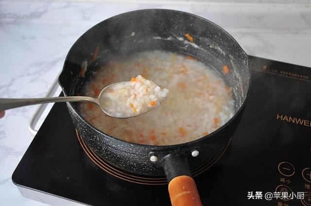 簡單一碗粥，寶寶喝後胃腸好，一種水果一種菜，加點大火煮起來